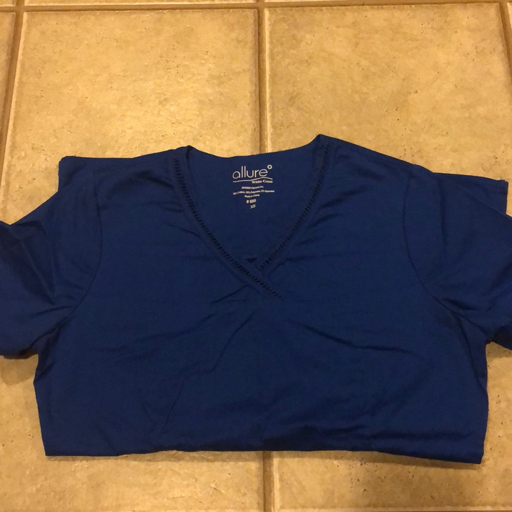 Allure scrub top